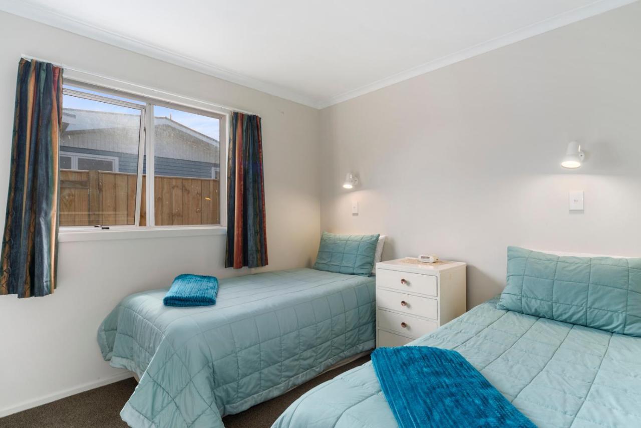 Rainbow Lake House - Lake Taupo Holiday Home Buitenkant foto