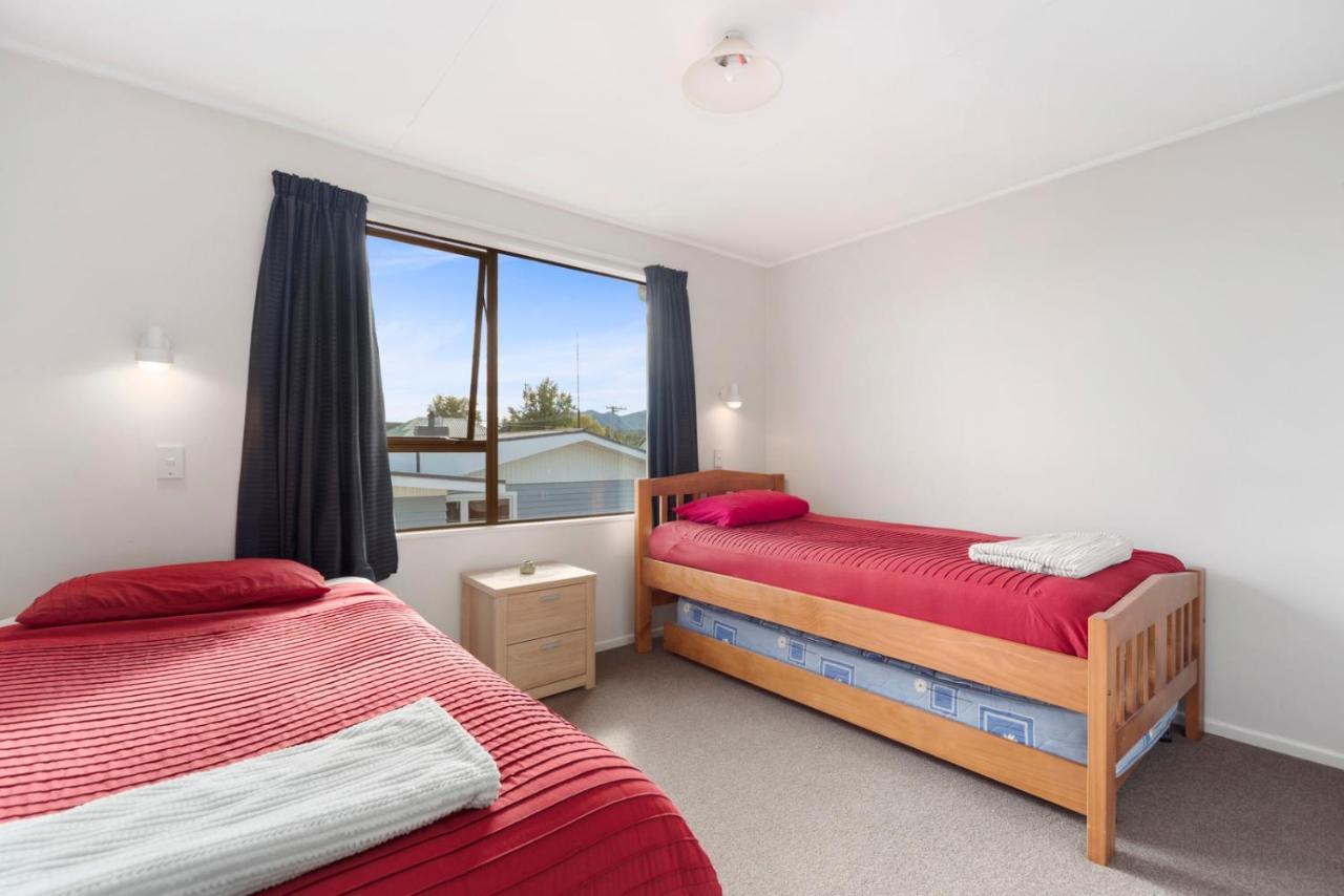 Rainbow Lake House - Lake Taupo Holiday Home Buitenkant foto